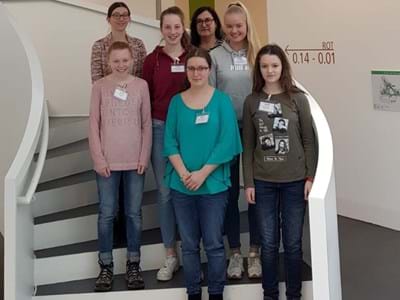 Girls Day.jpg Fünf Mädchen konnte Landrat Alexander Tritthart (r.) zum diesjährigen Girls‘ Day im Landratsamt begrüßen. Ausbildungsleiterin Stefanie Nehring (obere Reihe l.) und Koordinatorin Claudia Wolter (obere Reihe r.) freuten sich über das Interesse der Mädchen.
