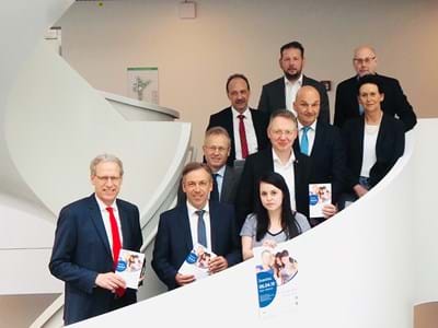 PK_Ausbildung.jpg Herzogenaurachs Bürgermeister Dr. German Hacker (vorne links), Landrat Alexander Tritthart mit Landkreis-Auszubildender Lilli-Chantal Knab (vorne Mitte) stellten gemeinsam mit Wirtschaftsförderer Thomas Wächtler (oben rechts) das Programm der Ausbildungsbörse vor. Wolfgang Mevenkamp (Kreishandwerkerschaft Erlangen-Lauf-Hersbruck) und Knut Harmsen (Geschäftsführer IHK Gremium Erlangen) (zweite Reihe) plädieren für das duale Ausbildungssystem. Norbert Schell (Gymnasium Herzogenaurach), Simon Deichsel (Agentur für Arbeit Fürth), Thomas Schock (Staatliches Berufliches Schulzentrum Herzogenaurach-Höchstadt) und Sigrid Katholing (Agentur für Arbeit Erlangen) lobten die gute Situation auf dem Arbeitsmarkt im Landkreis (v. l. n. r.).