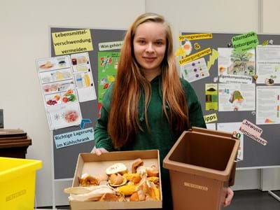 Helmert.JPG FÖJ-lerin Sarah Helmert präsentiert den Infostand, mit dem sich das Landratsamt an den bundesweiten Aktionswochen „Jetzt RETT’ICH die Welt!“ des Netzwerks der Aktion Biotonne Deutschland beteiligt hat.