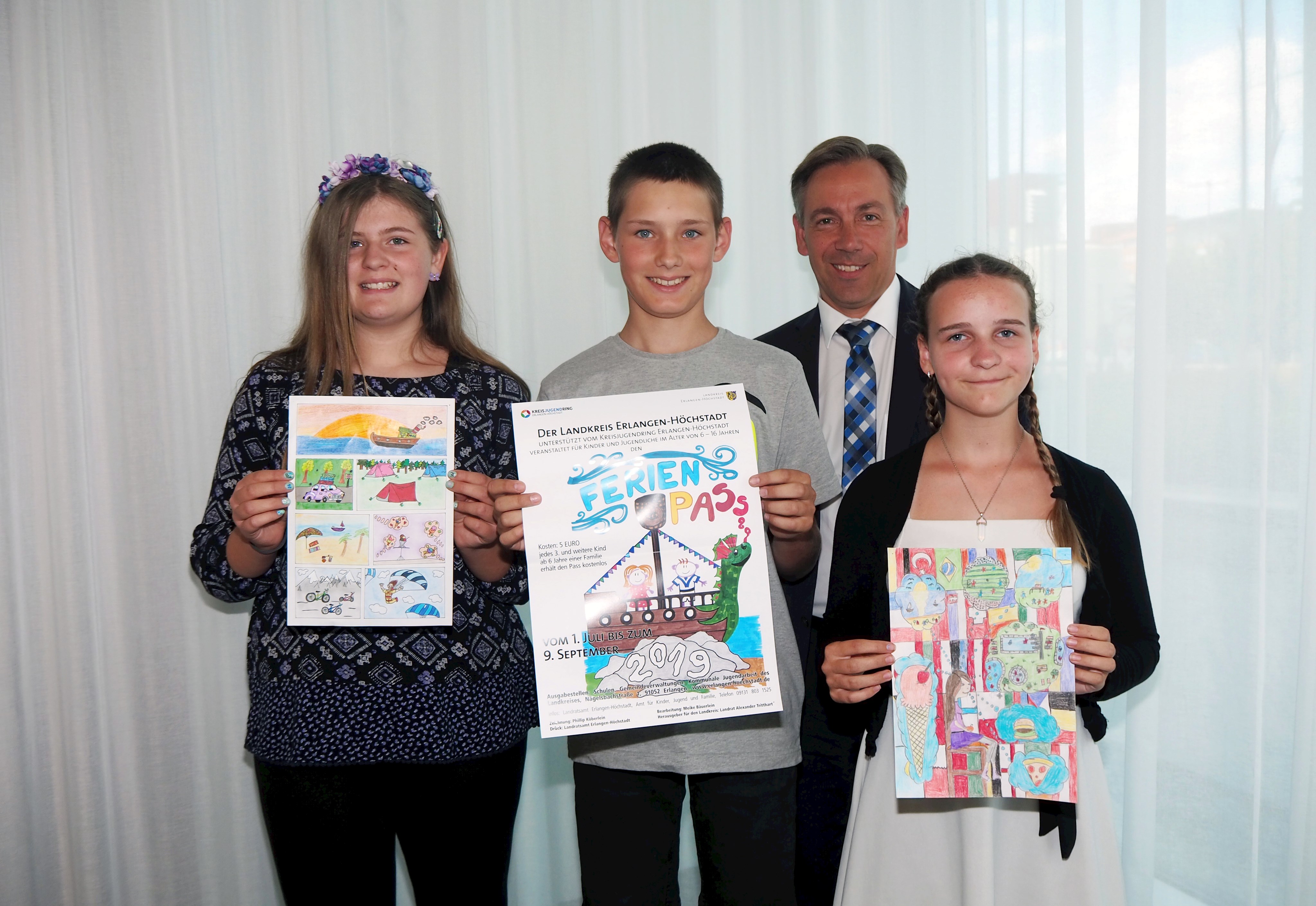 Höchstadt-Power auf dem Treppchen: Landrat Alexander Tritthart gratulierte den Siegerinnen und Siegern des Ferienpass-Malwettbewerbs Phillip Köberlein (M., 1. Platz), Mia-Jane Mazur (l., 2. Platz) und Lillien Böhmer (r., 3. Platz) (alle aus Höchstadt).