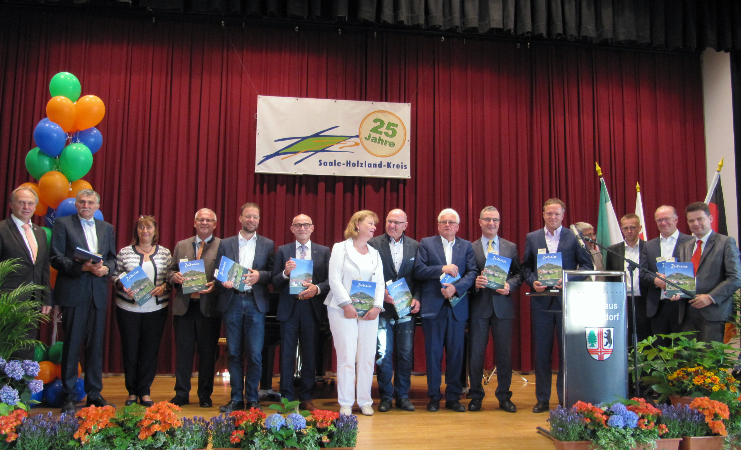 Die Unterstützer und Wegbegleiter des Saale-Holzland-Kreises wurden geehrt. Für ERH nahm die weitere stv. Landrätin Gabriele Klaußner (3.v.l.) den Dank des Partnerlandkreises entgegen. Foto: Landratsamt Saale-Holzland-Kreis