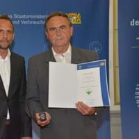 Joachim Handrich (r.) freute sich über die Auszeichnung von Umweltminister Thorsten Glauber (l.). Foto: Bayerisches Staatsministerium für Umwelt und Verbraucherschutz