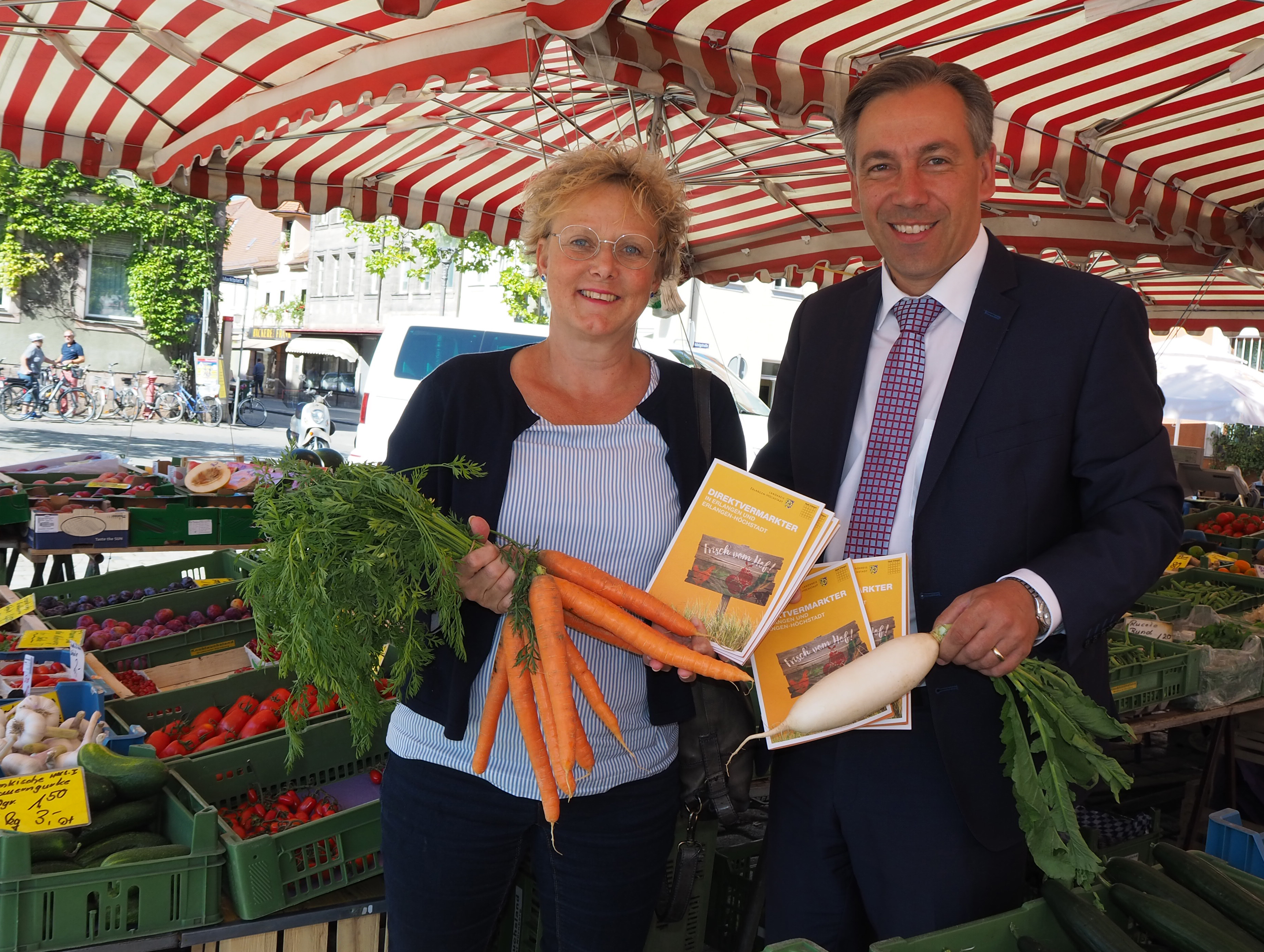 Landrat Alexander Tritthart und Erlangens Zweite Bürgermeisterin Susanne Lender-Cassens stellen die neue Direktvermarkterbroschüre vor. Regionalmanager Matthias Nicolai (ERH) und Verena Fiedler vom Amt für Umweltschutz und Energiefragen (ER) haben sie gemeinsam erarbeitet.