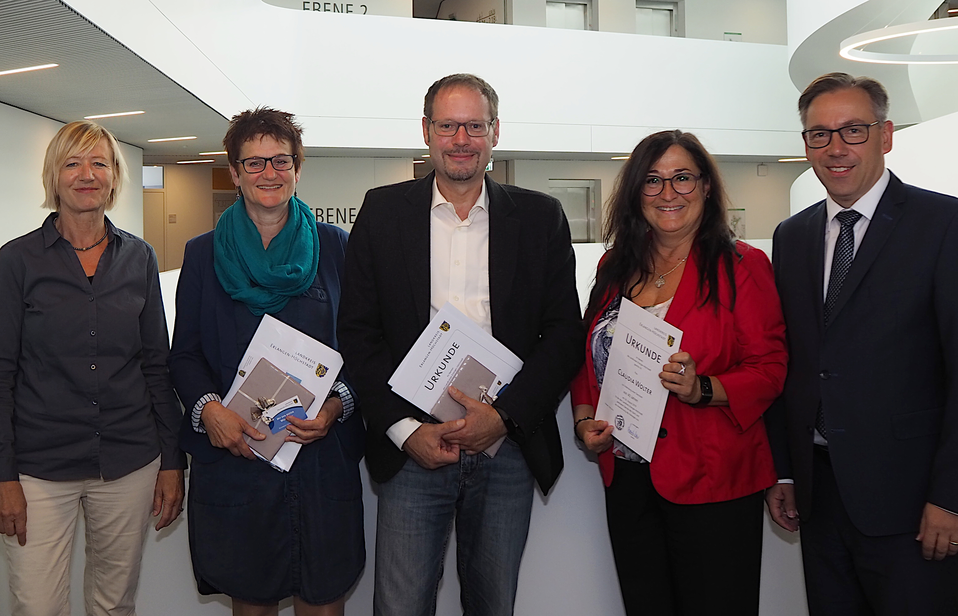 Für zweimal 25 Jahre hat Landrat Alexander Tritthart Karin Sammetinger (2.v.l.) und Udo Gehrke (Mitte) sowie Claudia Wolter (2.v.r.) für 40 treue Jahre gratuliert. Personalratsvorsitzende Gudrun Wagner schloss sich mit Glückwünschen an.