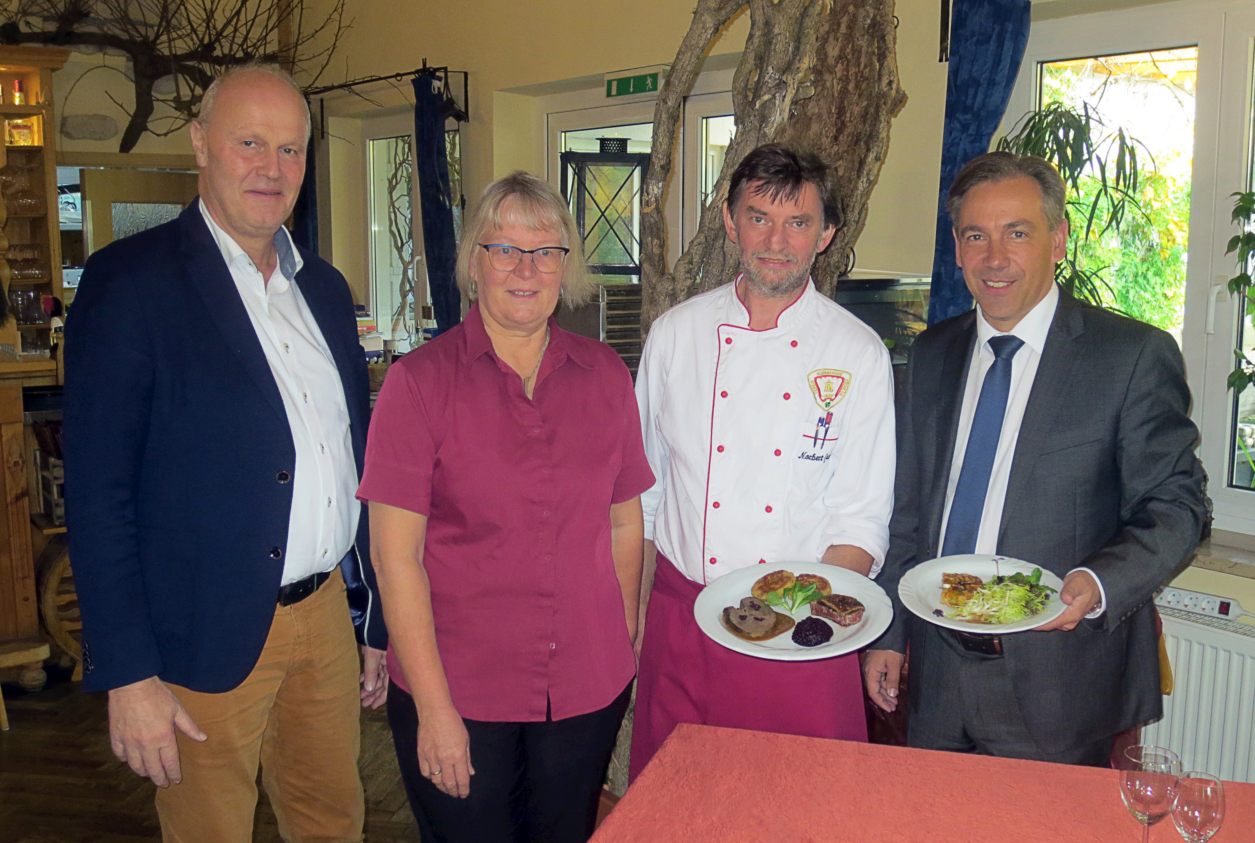 Präsentieren kulinarische Leckerbissen aus Wild im Beisein von Bürgermeister Gerald Brehm (l.): Das Aischblick-Gastronomenehepaar Ulrike und Norbert Gumbrecht (2.u.3. v.l.) sowie Landrat Alexander Tritthart (r.).