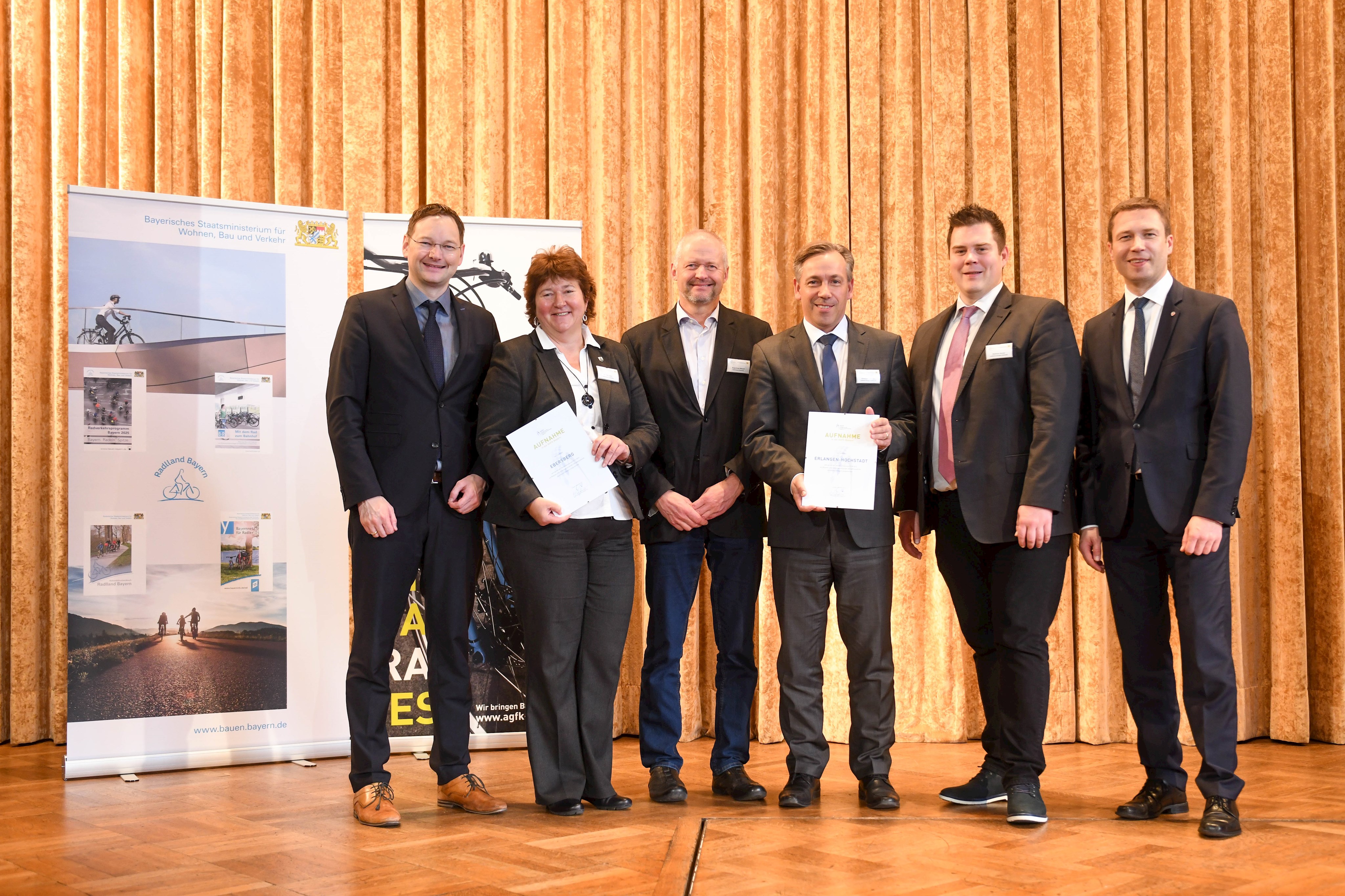 Stolz nehmen Landrat Alexander Tritthart (3.v.r.) und Regionalmanager Matthias Nicolai (2.v.r.) die offizielle Aufnahmeurkunde aus den Händen von Staatsminister Dr. Hans Reichart (l.) und des AGFK Bayern-Vorsitzenden Landrat Matthias Dießl (r.) entgegen. Foto: Tobias Hase