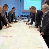 Mithilfe von großen Karten besprechen die Workshopteilnehmer*innen im Landratsamt ihre Wünsche für ein alltagstaugliches Radverkehrsnetz in ihrer Region. Foto: Stephanie Mack/LRA