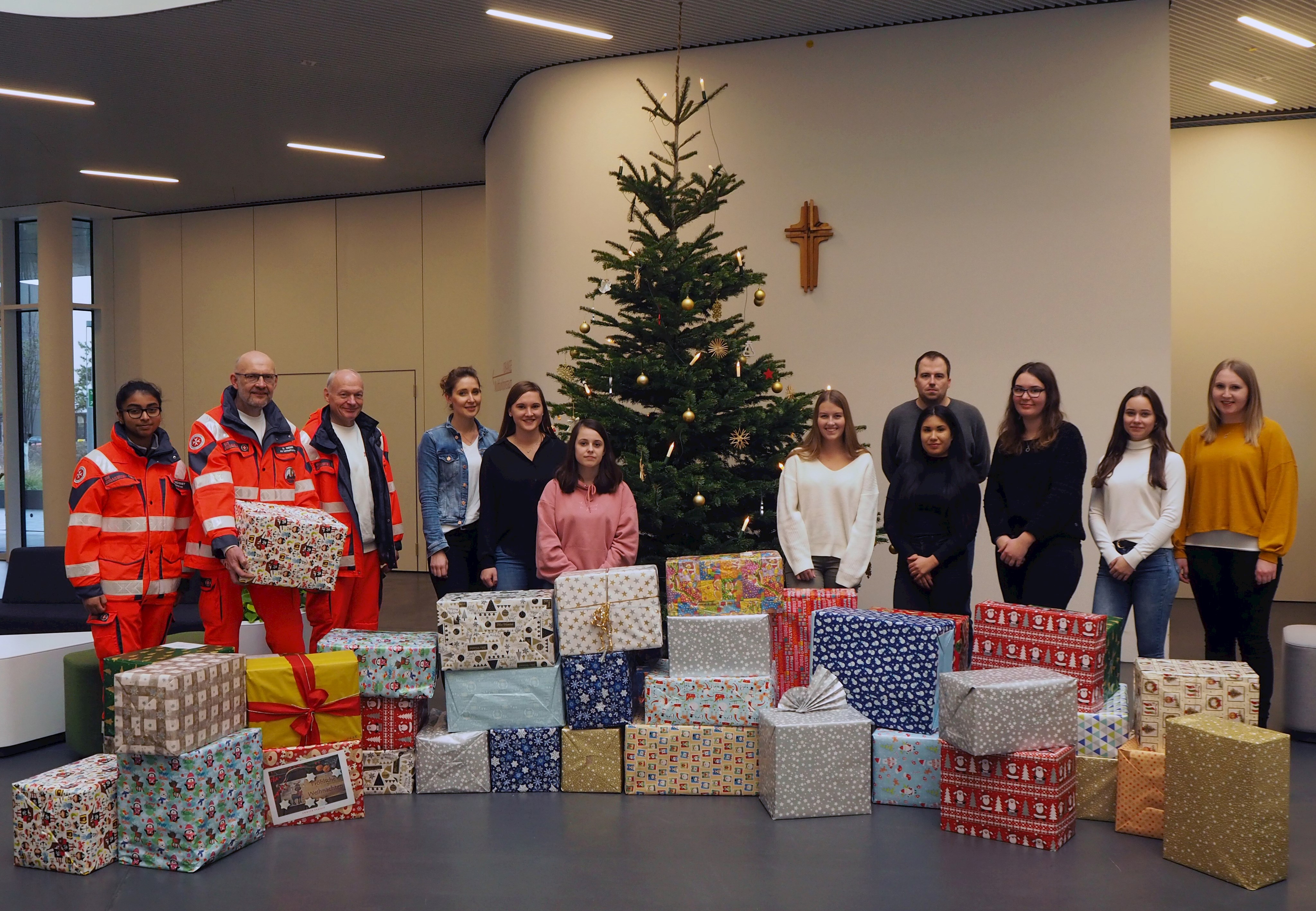 41 Päckchen haben die Azubis des Landratsamtes Erlangen-Höchstadt zusammen an die Johanniter Niromina Suganthiran, Dietmar Oeder und Arnulf Schreiweis (v.l.) im Rahmen der 26. „Weihnachtstrucker“-Aktion übergeben.