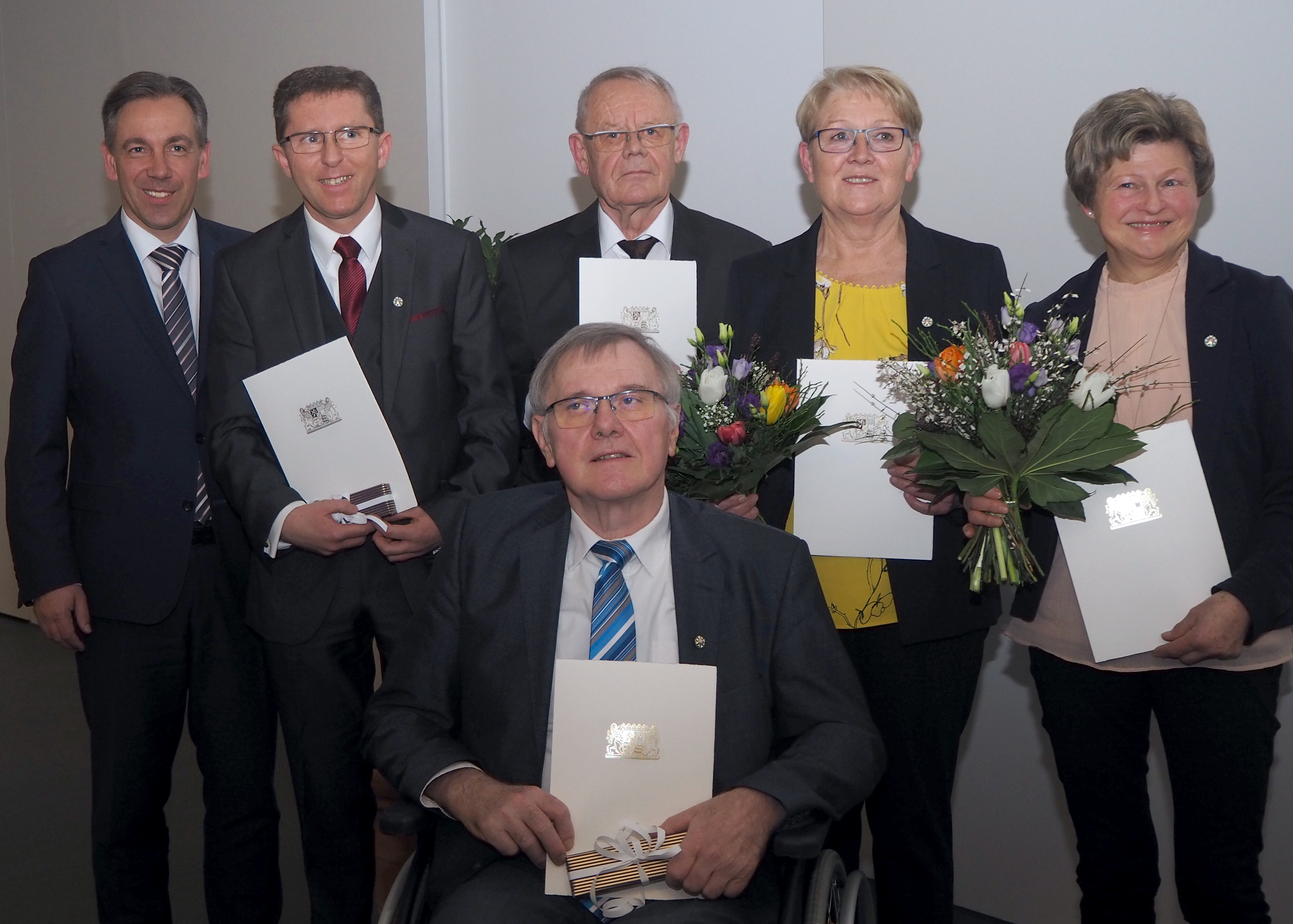 Stolz freuen sich die Geehrten Thomas Köhler (Eckental), Johannes Wagenknecht (Eckental), Erika Herzog (Lonnerstadt), Hildegard Pröls (Mühlhausen) (v.l.n.r.) und Karl Kaiser (Baiersdorf) (vorne) über das Ehrenzeichen, das ihnen Landrat Alexander Tritthart (links) überreicht hat.