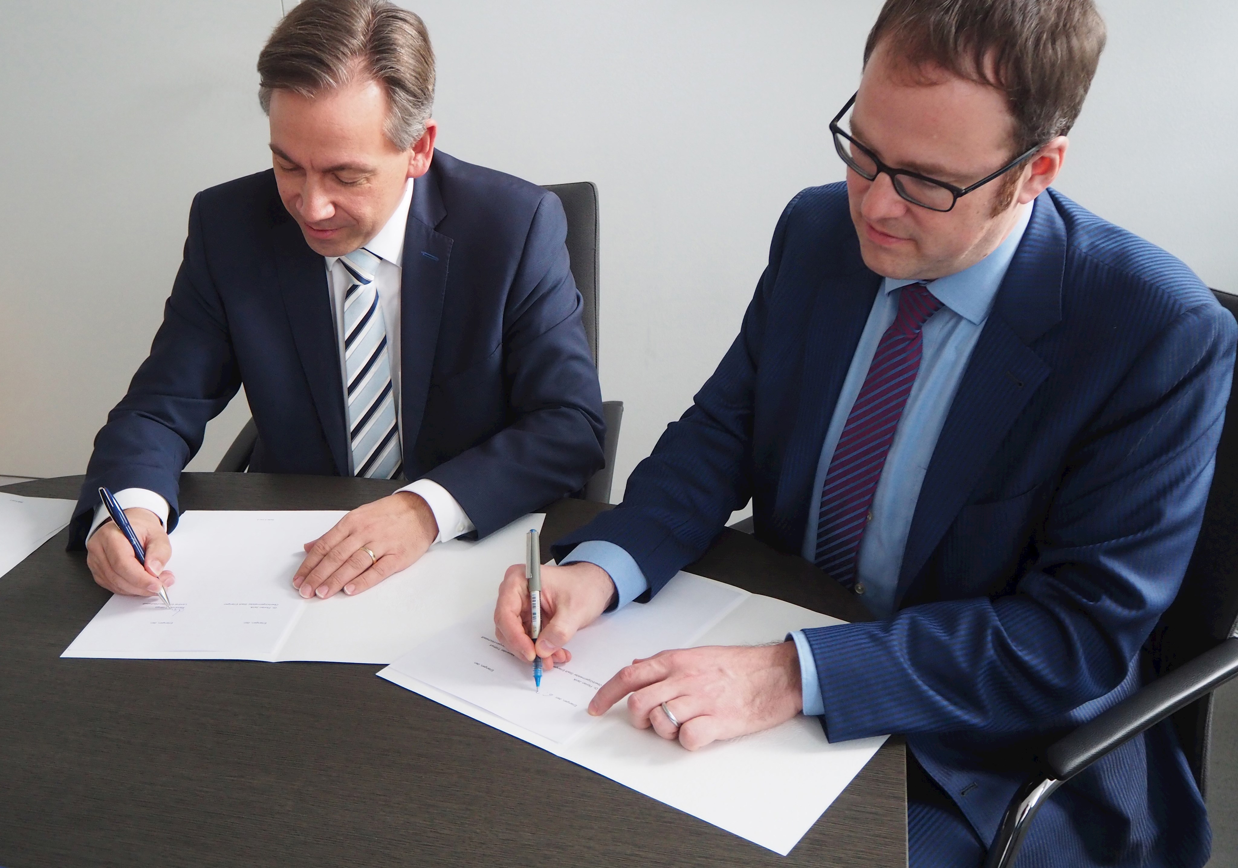 Gemeinsam haben Landrat Alexander Tritthart (l.) und Oberbürgermeister Dr. Florian Janik (r.) ihre Unterschriften unter die Kooperationsvereinbarung über die neue gemeinsame Pflegeplatzbörse gesetzt.