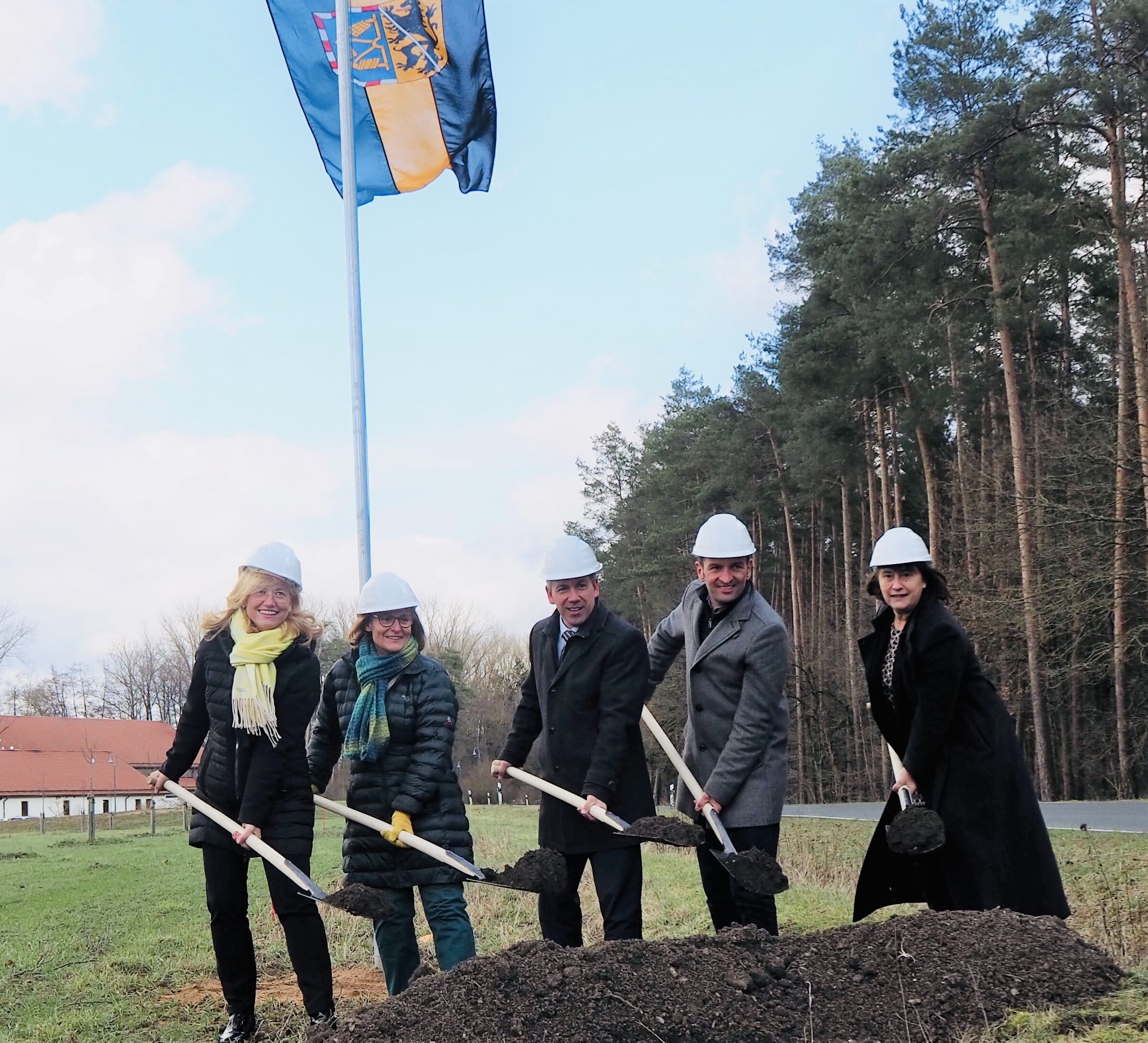 Landkreis zeigt Flagge: Erste Bürgermeisterin Ille Dölle (Eckental), zweite Bürgermeisterin Monika Bentz (Kalchreuth), Landrat Alexander Tritthart, Erster Bürgermeister Frederic Ruth (Uttenreuth) und weitere stellverstretende Landrätin Gabriele Klaußner führten an der Minderleinsmühle Richtung Weiher den ersten Spatenstich symbolisch aus (v.l.n.r.).