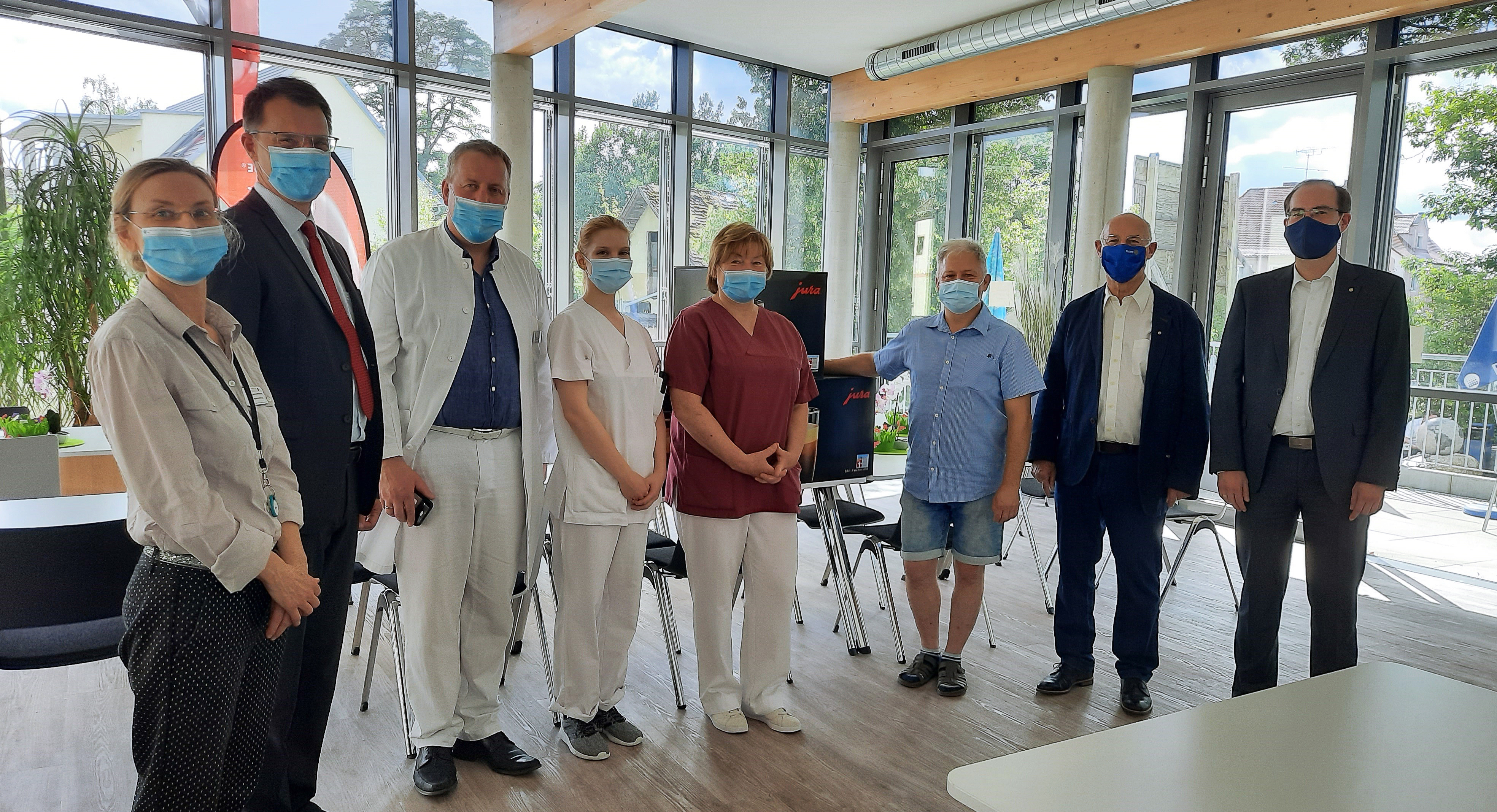 Wenig Zeit für Pausen und nur kurz für die Übergabe in die Spitaleria gekommen: Bianca Dotterweich (Pflegedienstleitung), Thomas Menter (Verwaltungsleiter), Dr. Martin Grauer (Ärztlicher Leiter) mit den Pflegefachkräften Sophie Trilsch, Waltraud Kaiser und Siegfried Kainer nahmen die Spende von Dr. Hans- Joachim Laugwitz und Präsident Dr. Andreas Rüstig (Rotary Club Höchstadt a. d. Aisch) freudig entgegen (v. l. n. r.). Leider haben wir keinen Alternativtext zu diesem Bild, aber wir arbeiten daran.