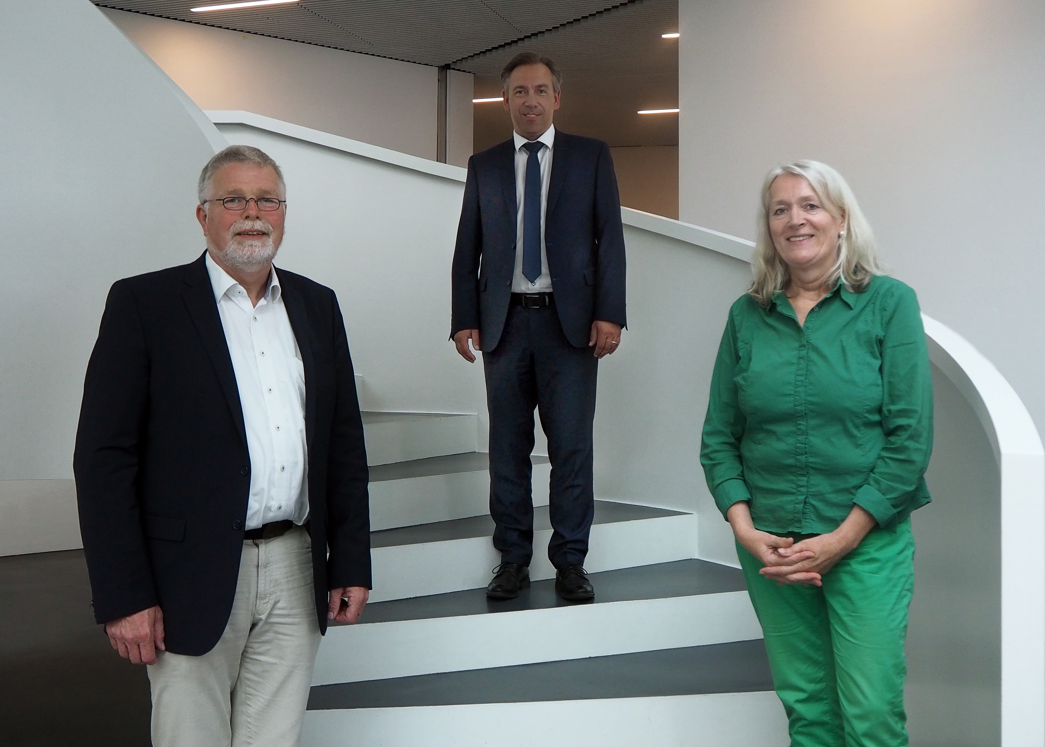 Glückwunsch an den alten und neuen Vorstand des Kreisseniorenbeirats: Landrat Alexander Tritthart (M.) gratuliert dem Vorsitzenden des Kreisseniorenbeirates, Thomas Wimber (l.), und seiner Stellvertreterin Rosemarie Schmitt (r.) zur Wiederwahl. Leider haben wir keinen Alternativtext zu diesem Bild, aber wir arbeiten daran.