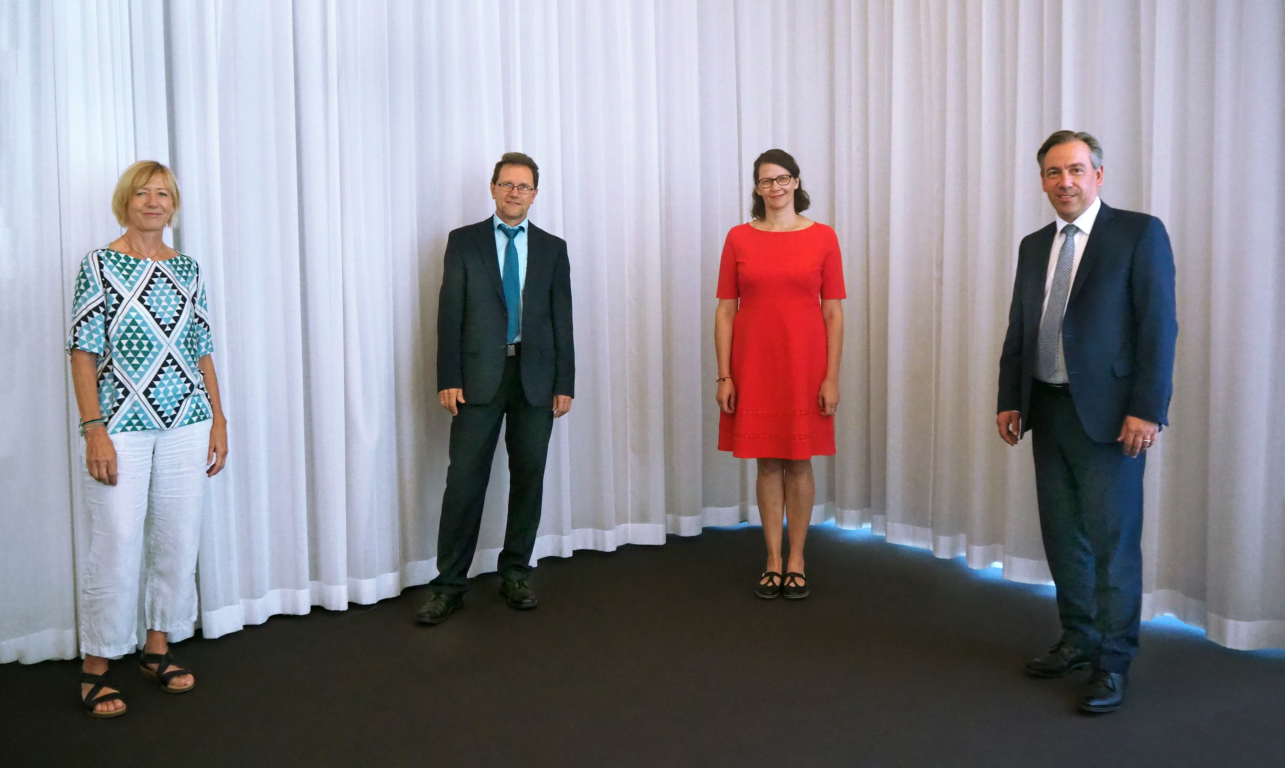 Zweimal Bamberg im Landratsamt geehrt: Landrat Alexander Tritthart (r.) mit Oberstudienrätin Alexandra Mischner (2.v.r.) und Jobcenter-Leiter Norbert Ratzke. Personalratsvorsitzende Gudrun Wagner gratulierte. Zweimal Bamberg im Landratsamt geehrt: Landrat Alexander Tritthart (r.) mit Oberstudienrätin Alexandra Mischner (2.v.r.) und Jobcenter-Leiter Norbert Ratzke. Personalratsvorsitzende Gudrun Wagner gratulierte.