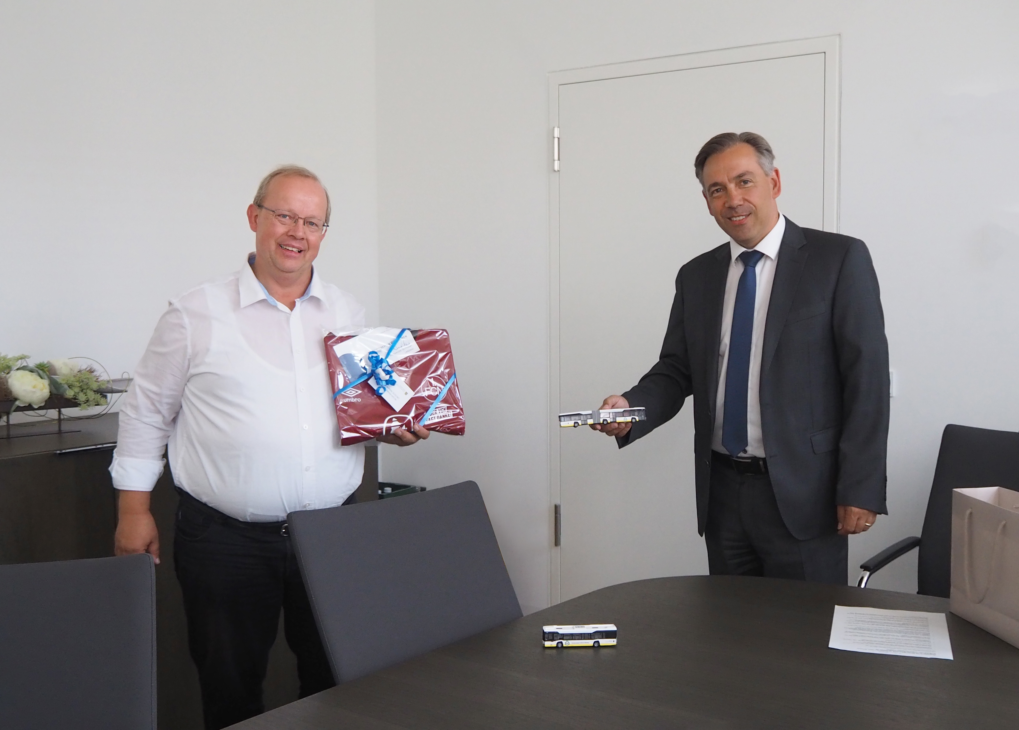 Landrat Alexander Tritthart übereicht Lothar Jerichow das Ehrentrikot (v.r.n.l.) Leider haben wir keinen Alternativtext zu diesem Bild, aber wir arbeiten daran.