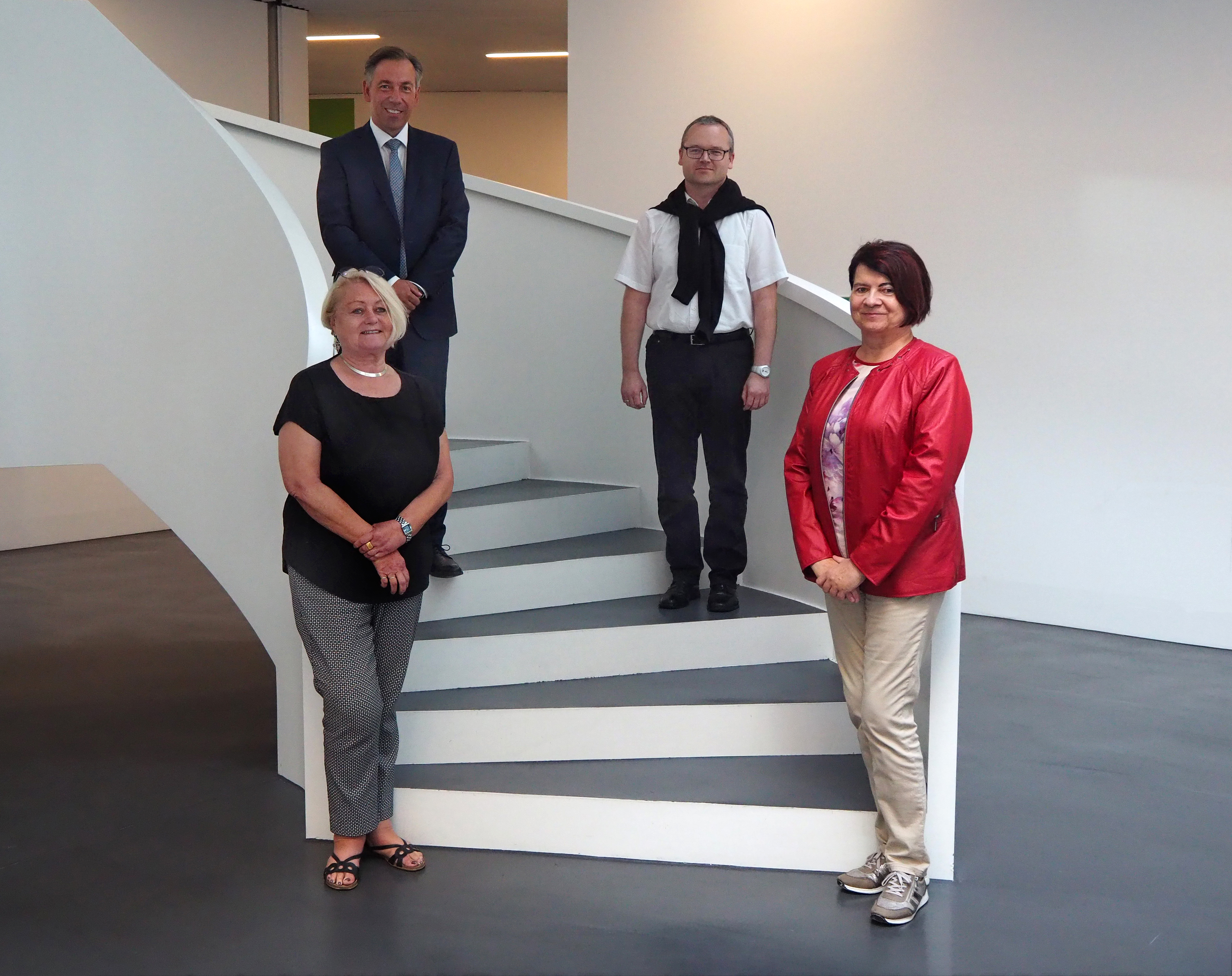 Landrat Alexander Tritthart (h.l.) verabschiedet Karin Jungkunz (v.l.) und Annette Geier in den Ruhestand. Michael Stötzel, Vertreter der Personalratsvorsitzenden gratulierte. Foto: Landratsamt Erlangen-Höchstadt/Johannes Hölzel Leider haben wir keinen Alternativtext zu diesem Bild, aber wir arbeiten daran.