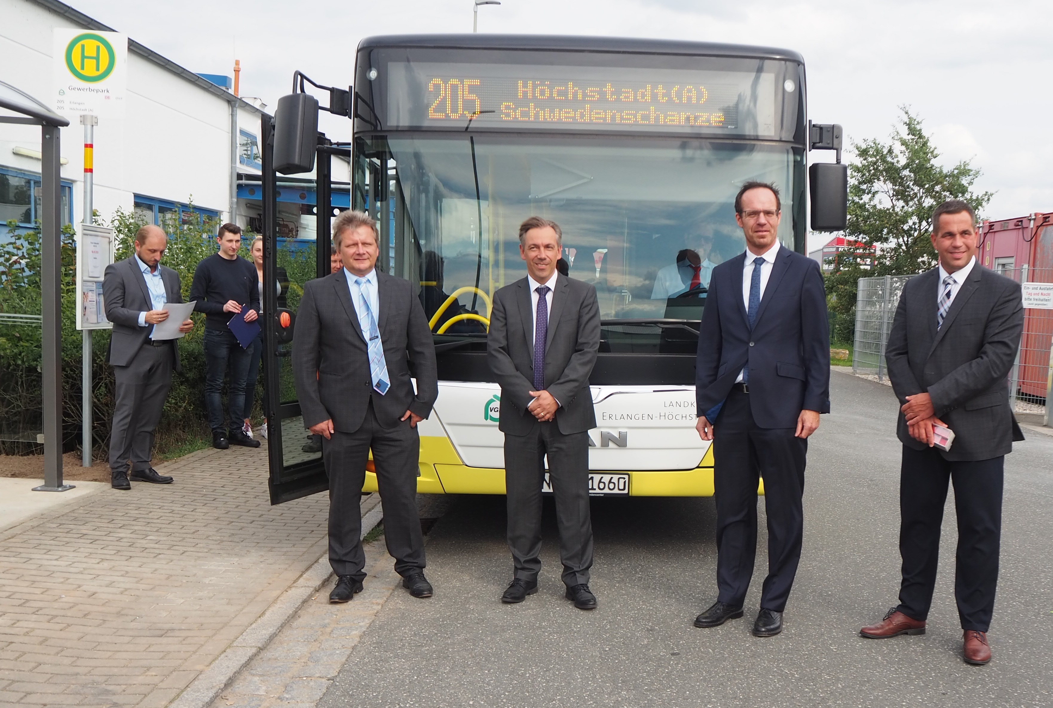 Bürgermeister Norbert Walter, Landrat Alexander Tritthart, OVF-Geschäftsführer Holger Waldhausen und OVF-Regionalvertriebsleiter Dirk Volkert weihten die neue Haltestelle im Gewerbepark Gremsdorf ein. Foto: Landratsamt Erlangen-Höchstadt/Johannes Hölzel.