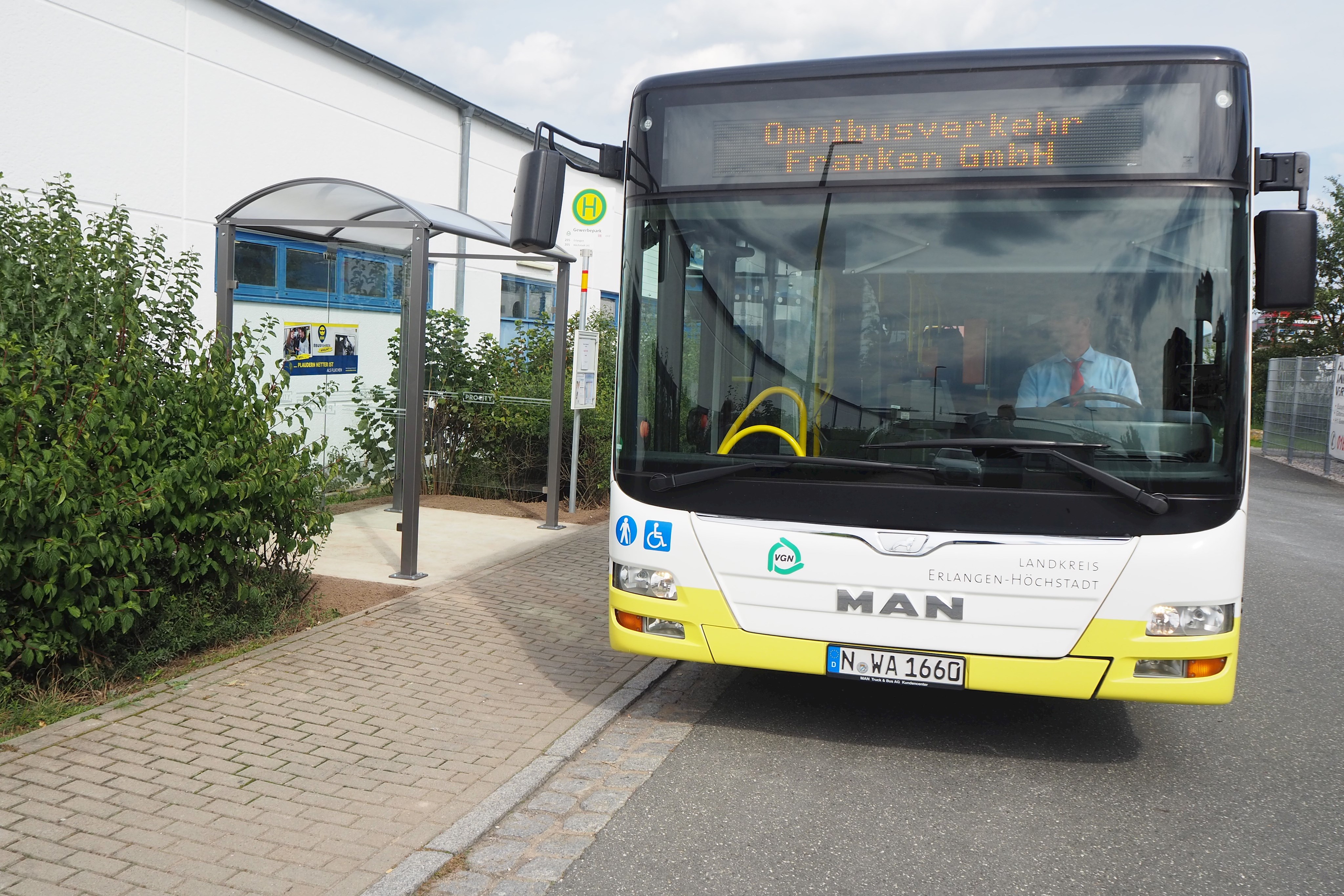 Nächster Halt: Gewerbepark. Die Linie 205, bedient von der OVF, hält dort von Montag bis Samstag im 2-Stunden-Takt Richtung Erlangen und Höchstadt.