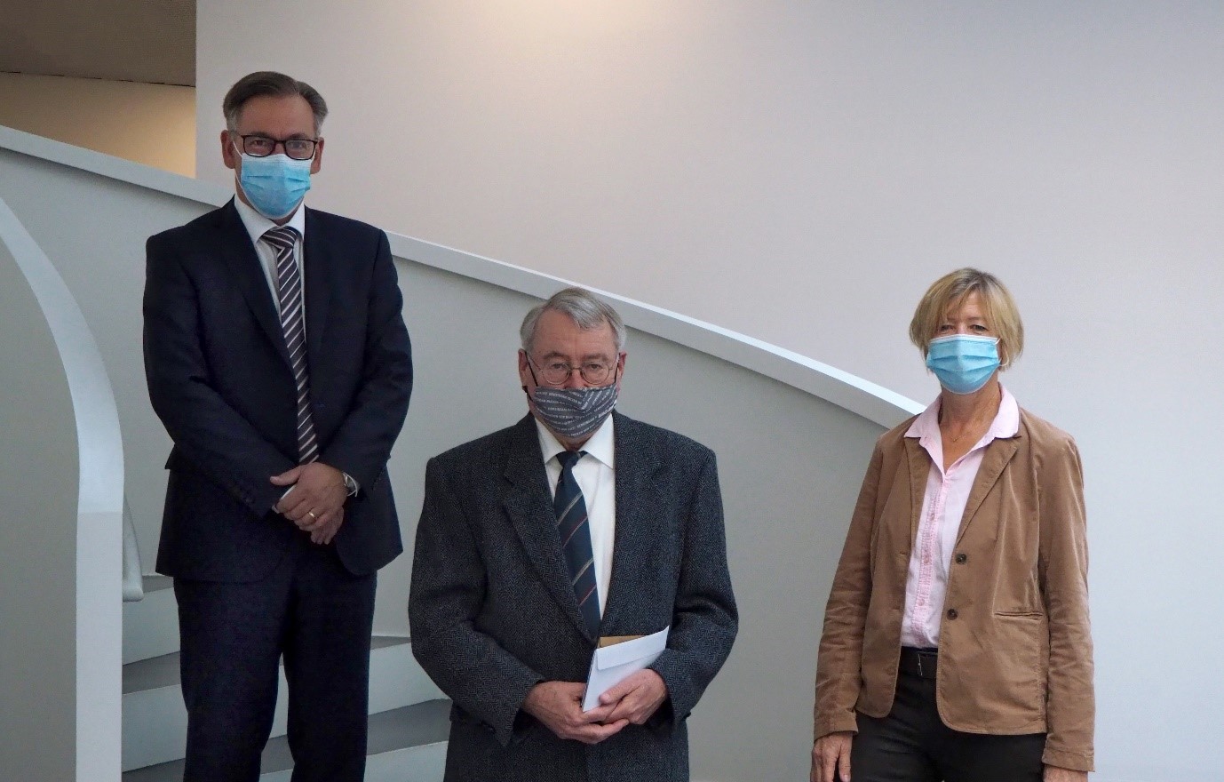 Landrat Alexander Tritthart verabschiedet Raimund Martin (Mitte) in den Ruhestand. Personalratsvorsitzende Gudrun Wagner gratulierte. Leider haben wir keinen Alternativtext zu diesem Bild, aber wir arbeiten daran.