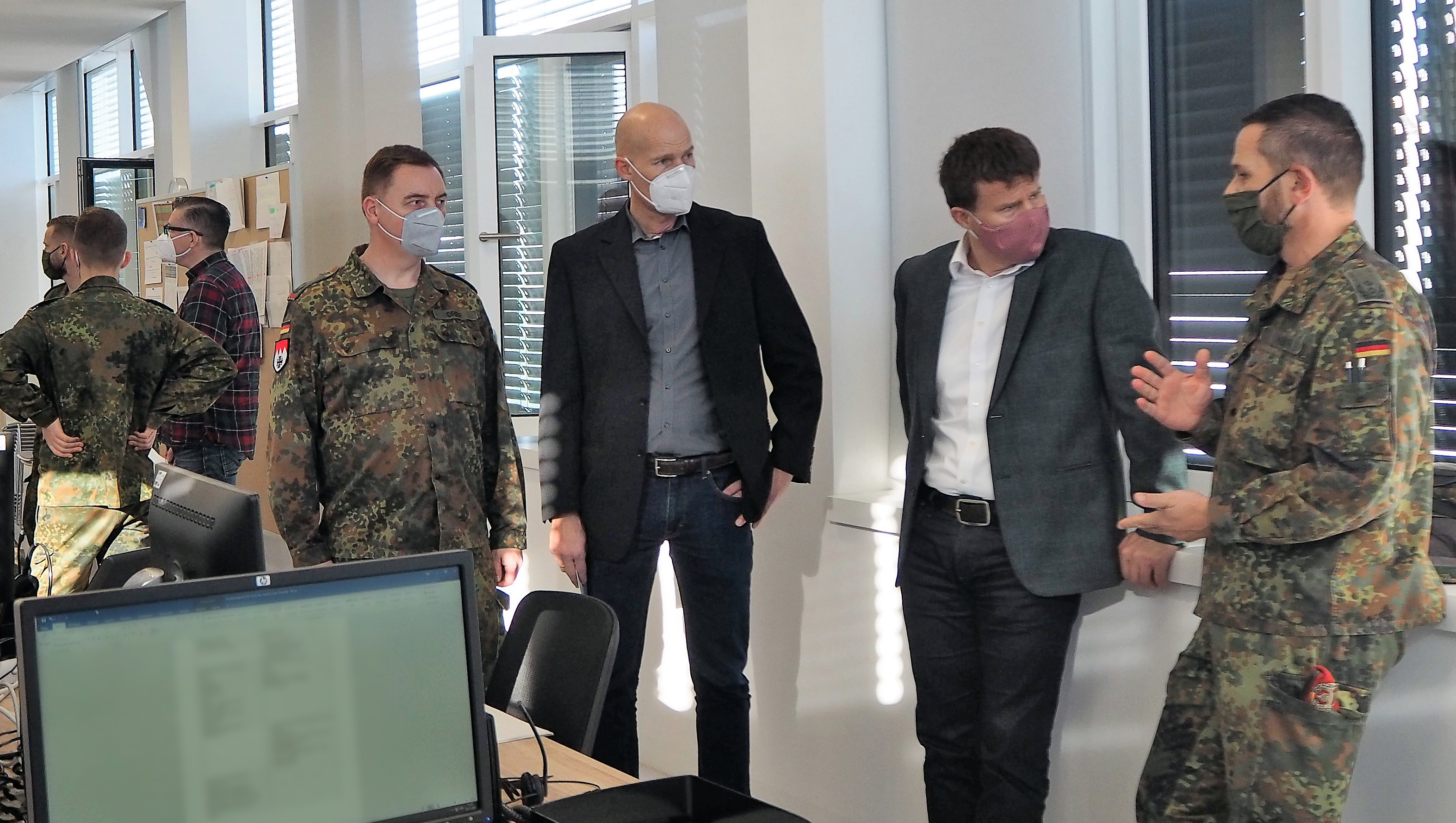 Oberstleutnant Huber (rechts) im Austausch mit Gesundheitsamtsleiter Dr. Frank Neumann (2.v.r.). Mit dabei: Frank Greif (Leiter KVK Erlangen-Höchstadt) und Matthias Görz (Leiter Sicherheit und Ordnung) (v.l.n.r.) Leider haben wir keinen Alternativtext zu diesem Bild, aber wir arbeiten daran.