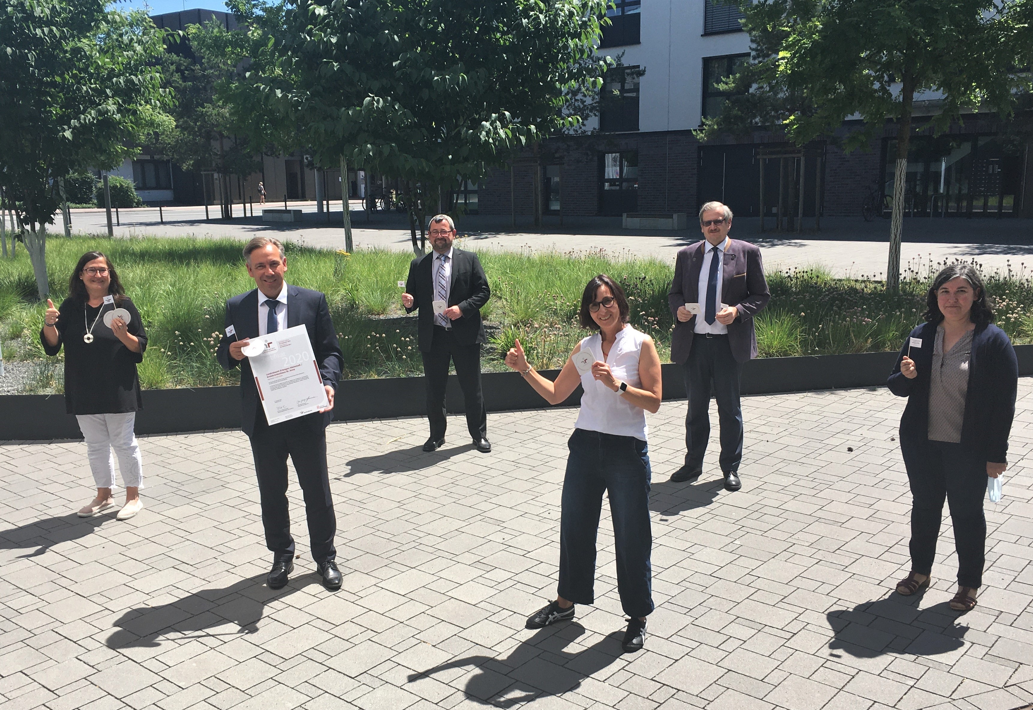 Daumen hoch für die dritte Auszeichnung: Gleichstellungsbeauftragte Claudia Wolter, Landrat Alexander Tritthart, Geschäftsleiter Marcus Schlemmer, Familienbeauftragte Katja Engelbrecht-Adler, Personalleiter Friedrich Schlegel und Personalrätin Heidemarie Krempels (v.l.n.r.).